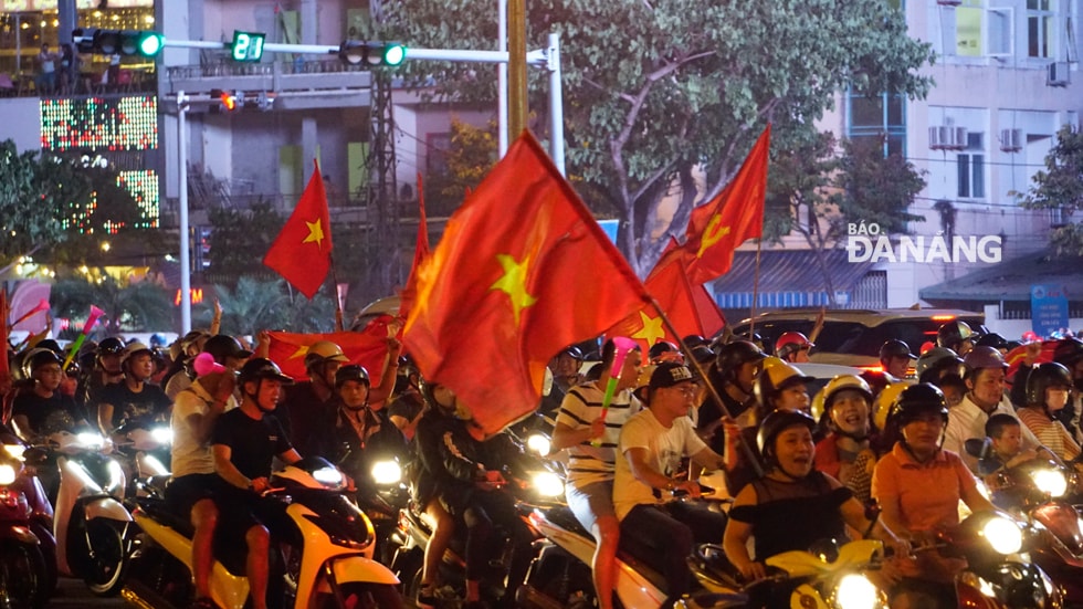 ủa ra các ngả đường 