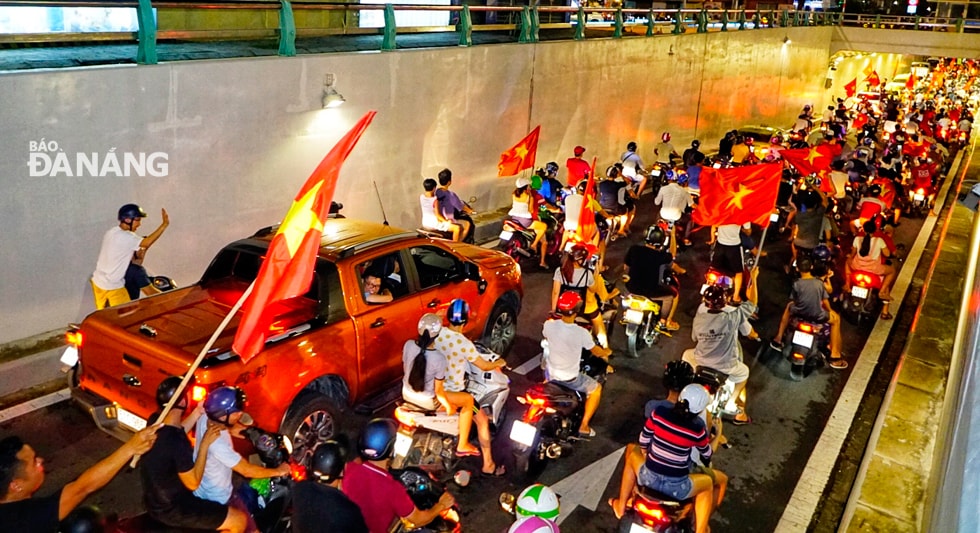 Cờ đỏ sao vàng tung bay trên khắp các ngả đường chính của thành phố