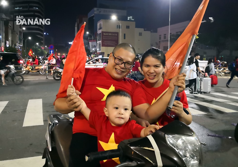 Cả gia đình cũng cũng nhau hoà mình vào niềm vui chiến thắng của dòng người trên phố.