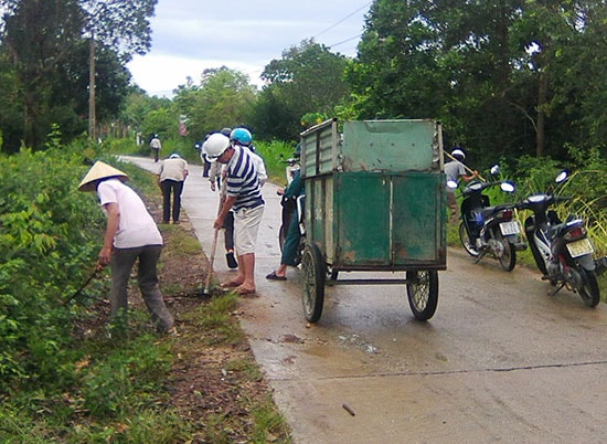 Cựu chiến binh 3 xã Quế Minh, Bình Lãnh và Bình Lâm phối hợp ra quân dọn vệ sinh môi trường vùng giáp ranh. ảnh: Hội CCB xã Quế Minh