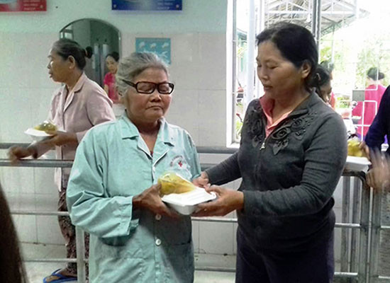 Hội phụ nữ huyện Đại Lộc thường xuyên tổ chức các hoạt động vì cộng đồng.  Trong ảnh: Phát bữa ăn miễn phí cho bệnh nhân nghèo.