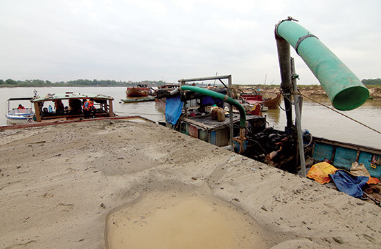 Tàu hút cát bị Cảnh sát đường thủy phát hiện, lập biên bản xử lý vi phạm trên sông Thu Bồn.Ảnh: THÀNH CÔNG