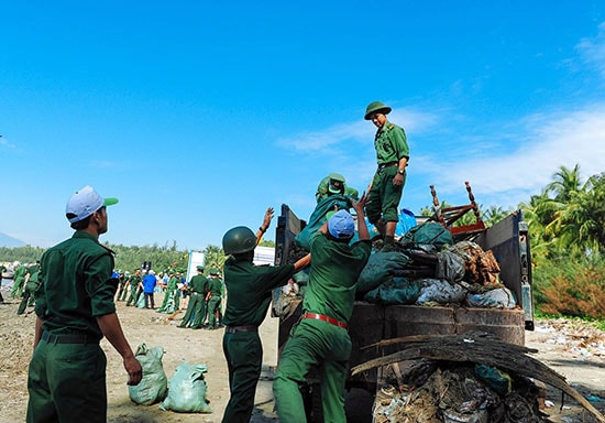 Đông đảo ĐVTN tham gia dọn rác tại bãi biển. Ảnh: QUANG LƯU