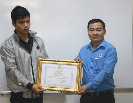 Chủ tịch Liên đoàn Lao động tỉnh Phan Xuân Quang đã trao tặng bằng khen cho anh Phạm Văn Bồng. Ảnh: D.L