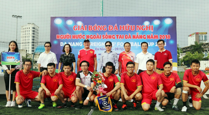Ban Tổ chức và các đội bóng chụp hình lưu niệm.