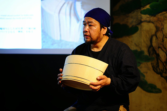 Nghệ nhân chế tác gỗ truyền thống Shuji Nakagawa và một trong những sản phẩm độc đáo của mình. Ảnh: monomo