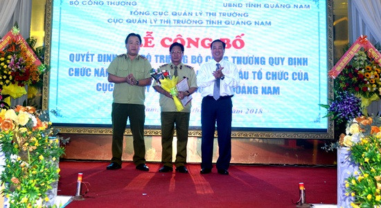 Ông Đoàn Ngọc Sơn (giữa) được Bộ Công Thương bổ nhiệm chức vụ quyền Cục trưởng Cục Quản lý thị trường Quảng Nam. Ảnh: Quang Việt