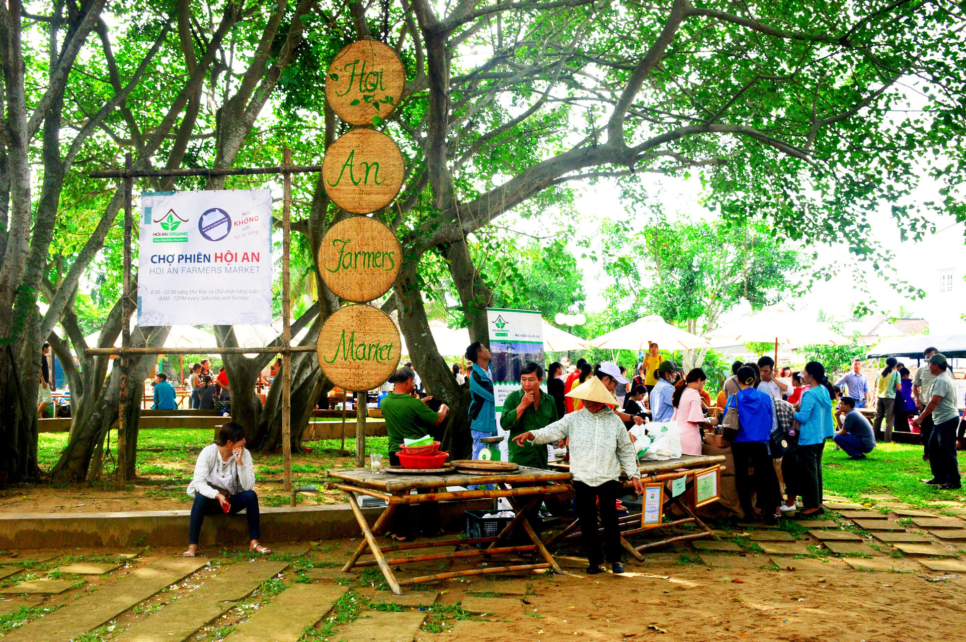 Chợ phiên Hội An lần đầu tiên được tổ chức tại công viên Sơn Phô. Ảnh: Q.T