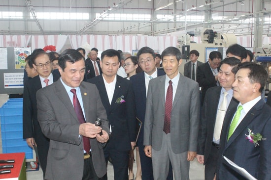 Quang Nam leaders visit the factory.