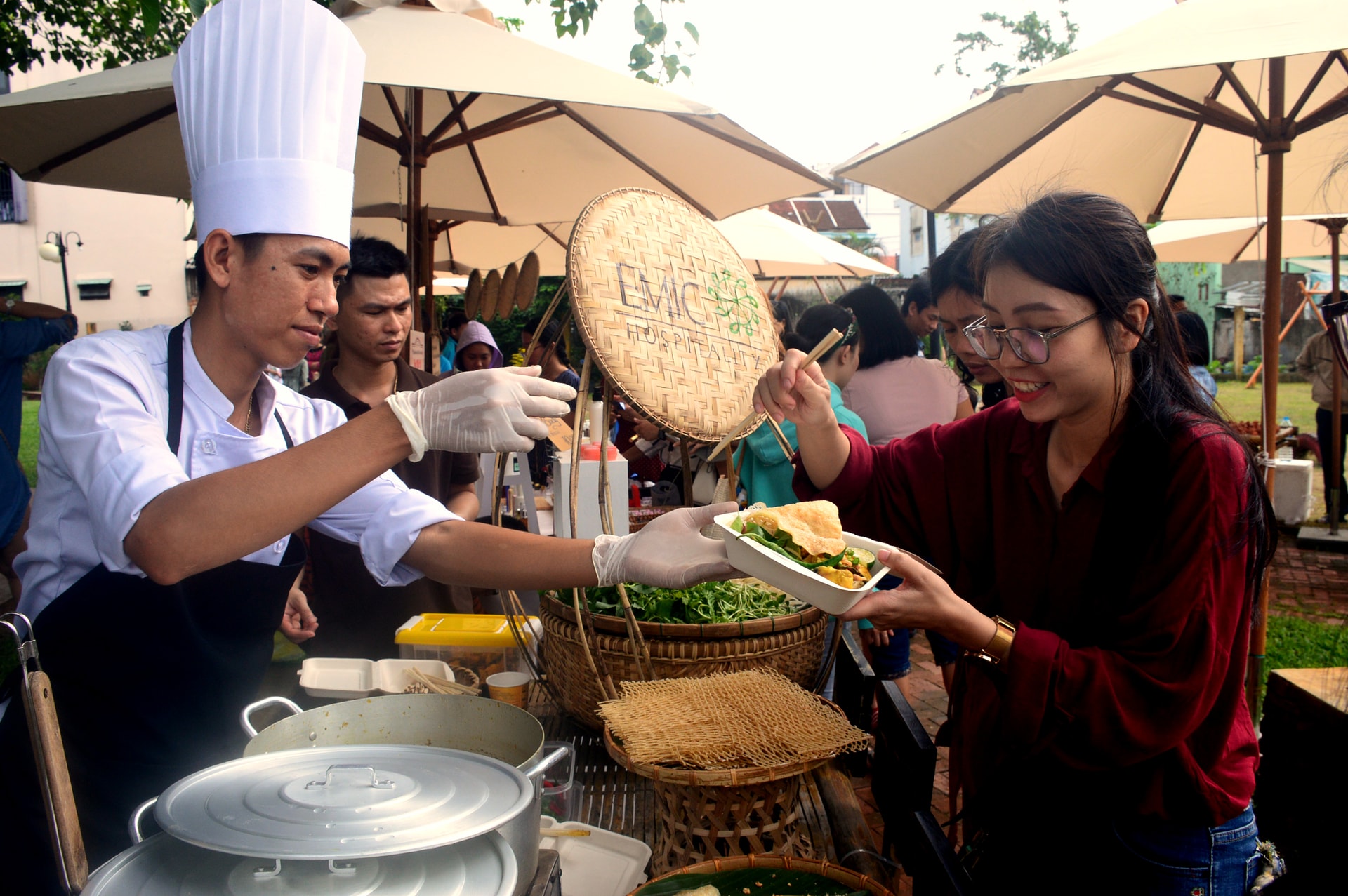 Visitors enjoy Quang noodle at the fair.