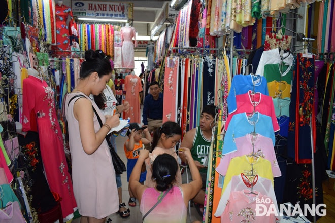 Khách du lịch may đo áo dài tại chợ Hàn.
