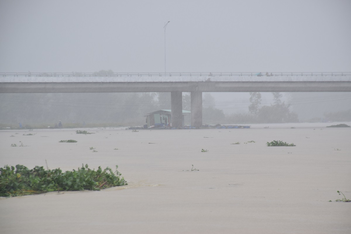  Mưa lớn khiến nước sông Bàn Thạch (TP.Tam Kỳ) dân cao. ảnh: THANH THẮNG