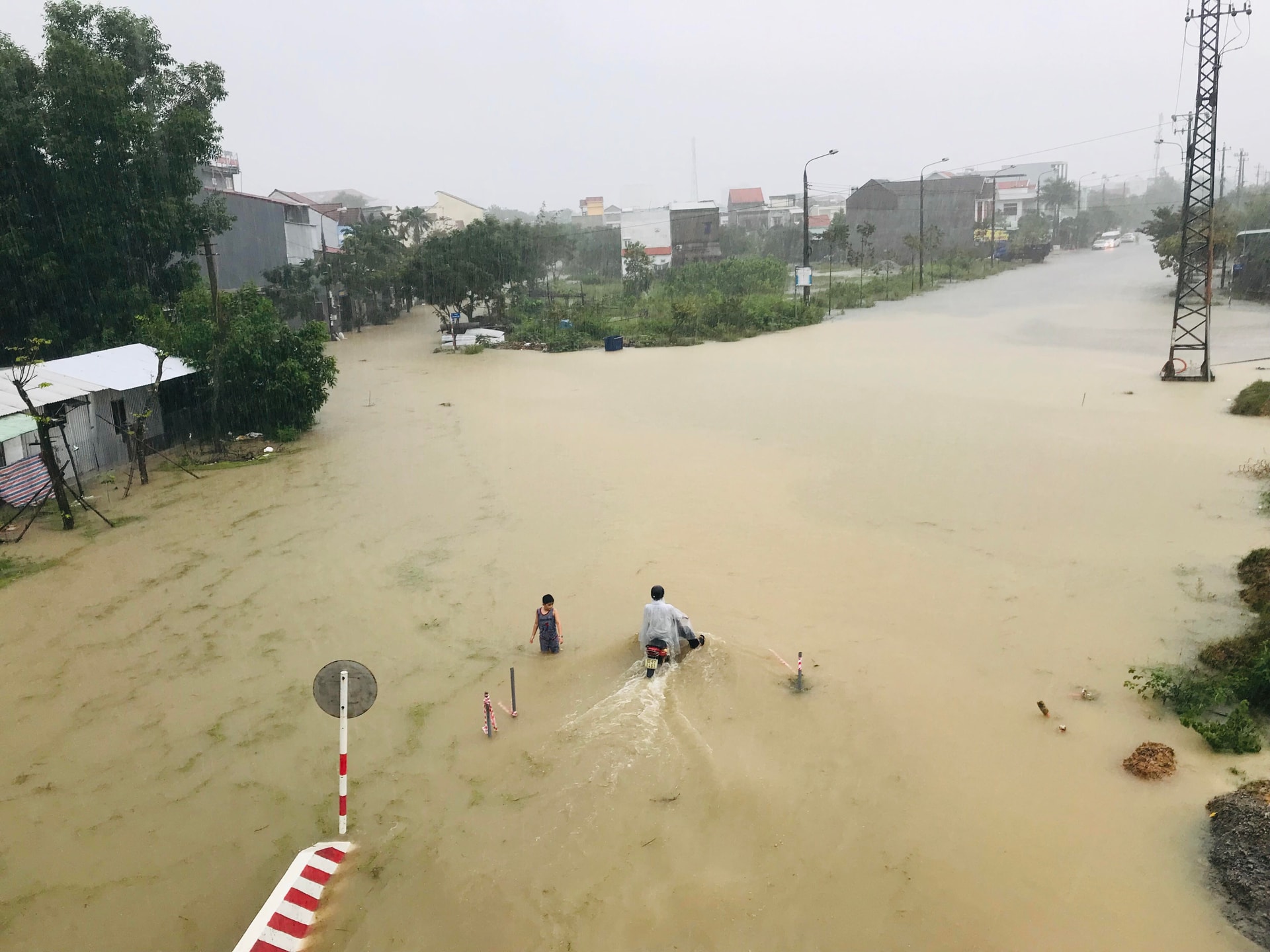 Nước mênh mông tại nút cầu chui Trương Chí Cương (Tam Kỳ). Ảnh: V.A