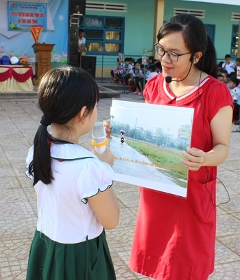 Dù đang mang thai, nhưng nữ CSGT vẫn hăng say làm nhiệm vụ báo cáo viên. Ảnh: CT