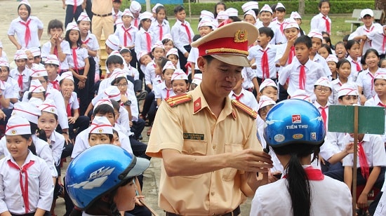 Tặng MBH cho học sinh có câu trả lời đúng đã tạo không khí sôi nổi cho buổi tuyên truyền. Ảnh: CT