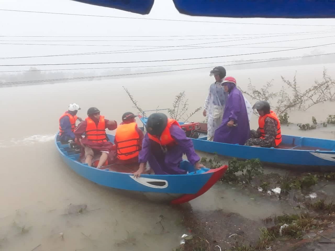 Lực lượng cứu hộ sẵn sàng di sân khi cần. Ảnh: THANH THẮNG