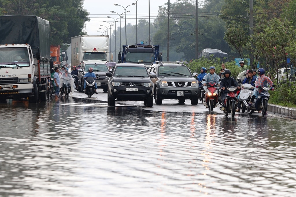 Phương tiện dồn ứ nơi đường tránh Nguyễn Hoàng giao với Phan Bội Châu. Ảnh: T.C