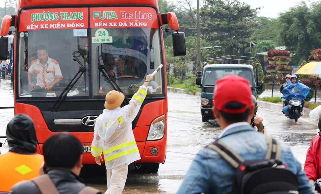 Hướng dẫn một xe khách quay đầu di chuyển lên hướng cao tốc Đà Nẵng - Quảng Ngãi. Ảnh: T.C