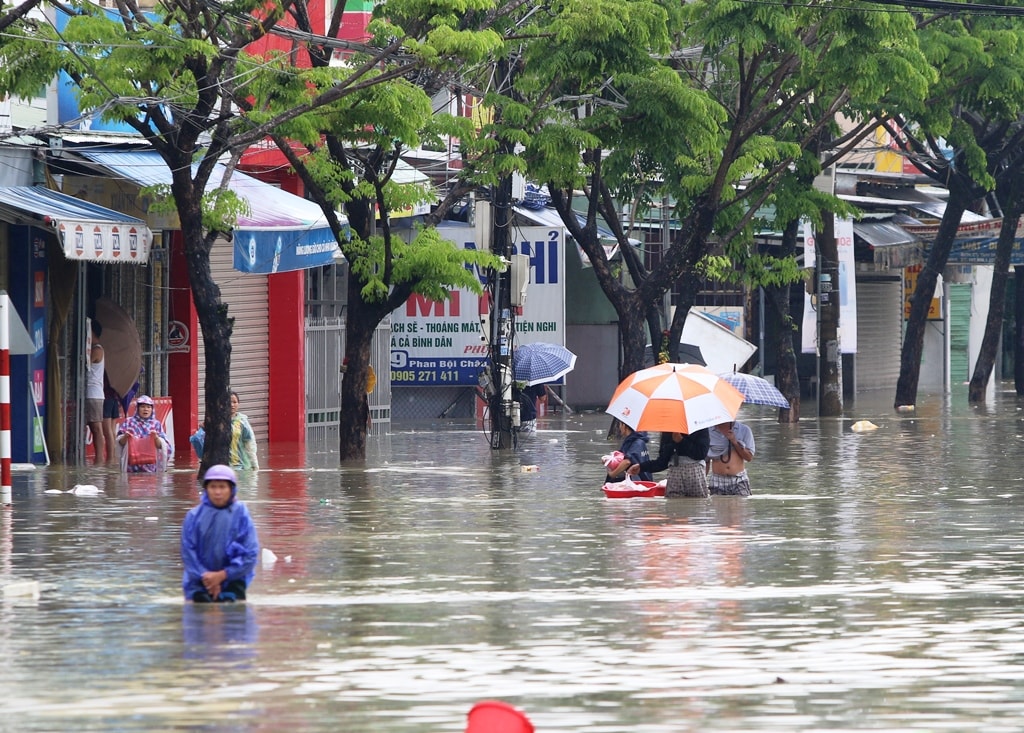 Đoạn đường Phan Bội Châu gần nút giao Nguyễn Hoàng ngập khá sâu. Ảnh: T.C