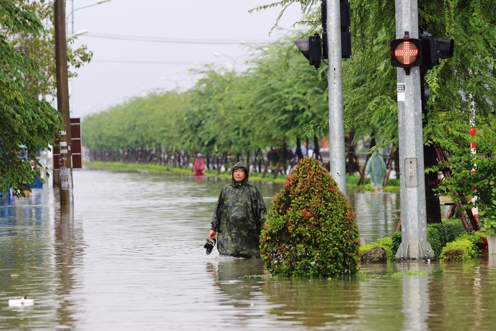 Giao thông tê liệt suốt đoạn đường kéo dài gần 5km trên tuyến Quốc lộ 1A. Ảnh: T.C