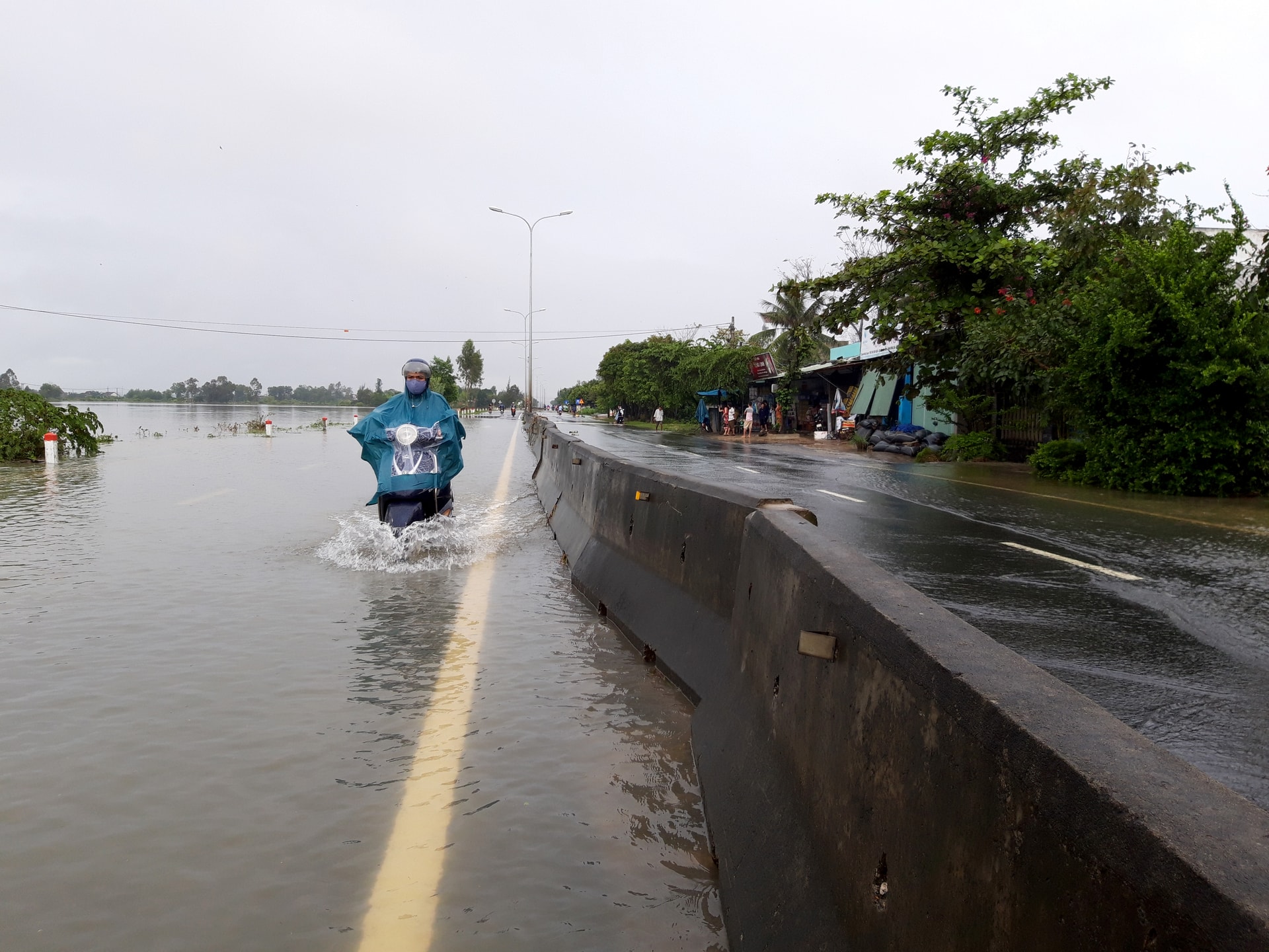 Nước vẫn tràn qua đường ở khu vực thôn Khánh Vĩnh xã Bình Trung. Ảnh: HQ