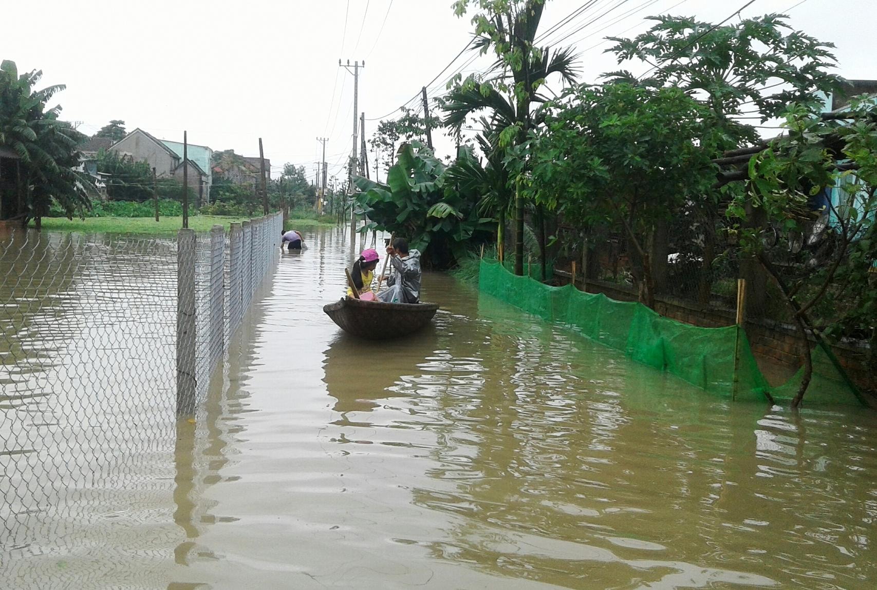 Do bị nước lũ chia cắt, người dân ở vùng đông Quế Sơn phải đi lại bằng những chiếc ghe nhỏ. Ảnh: VĂN SỰ