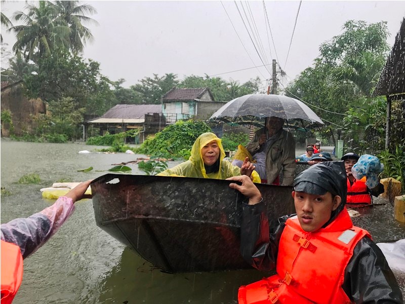 Lực lượng chức năng đưa người dân ra khỏi vùng nguy hiểm. Ảnh:VINH ANH