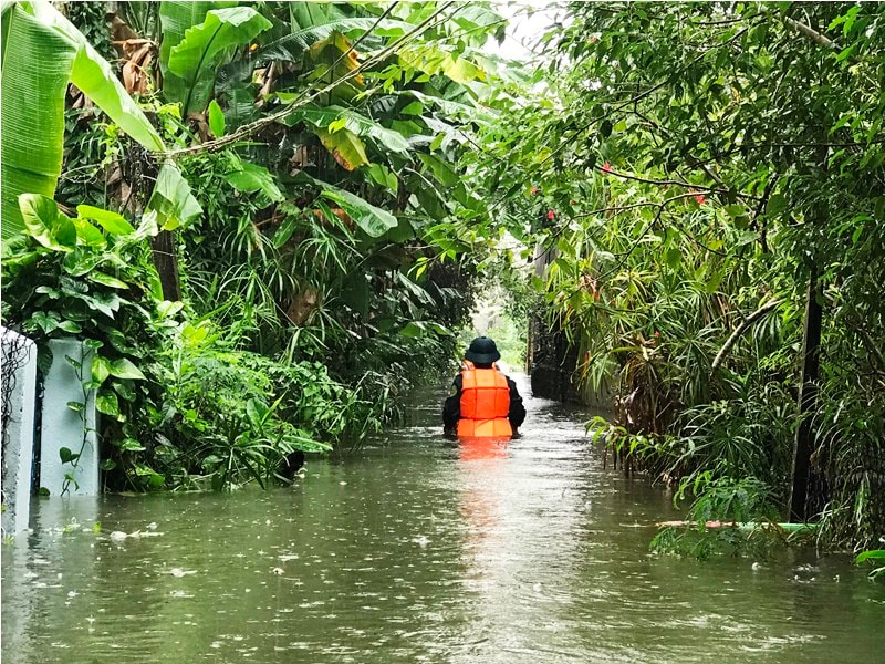 Lực lượng chức năng đưa người dân ra khỏi vùng nguy hiểm. Ảnh:VINH ANH