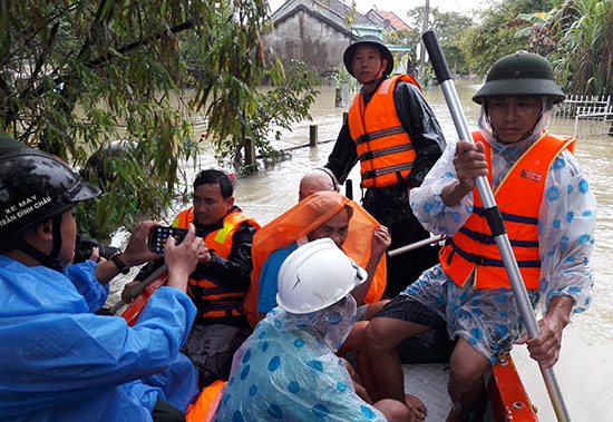 Lực lượng cứu hộ tiến hành đưa người già và trẻ em đến nơi trú ẩn an toàn.