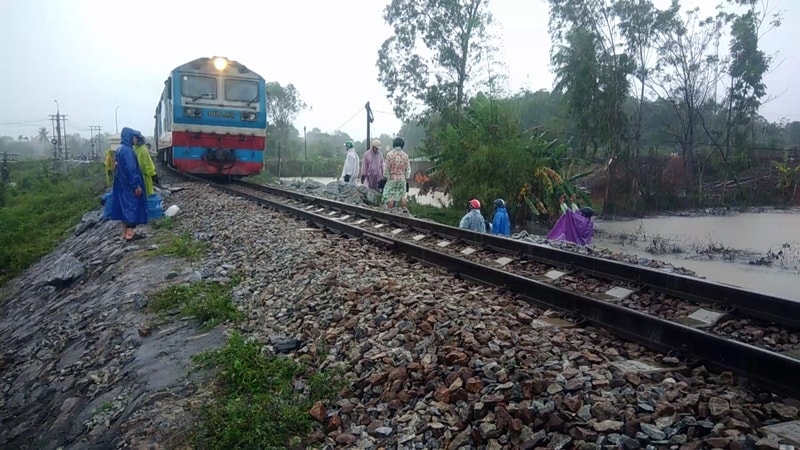 Tàu hỏa đi qua đoạn sạt lở khá khó khăn với tốc độ không quá 5km/h. Ảnh: V. Đ