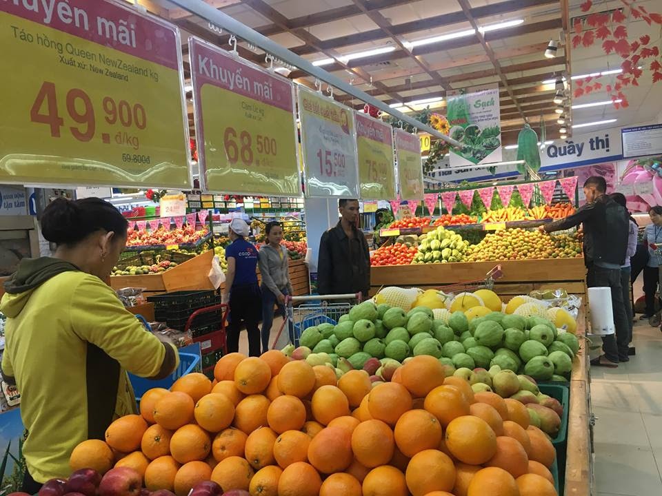 Khách hàng mua thực phẩm tươi sống tại Siêu thị CoopMart Tam Kỳ sáng 10.12. Ảnh C.N