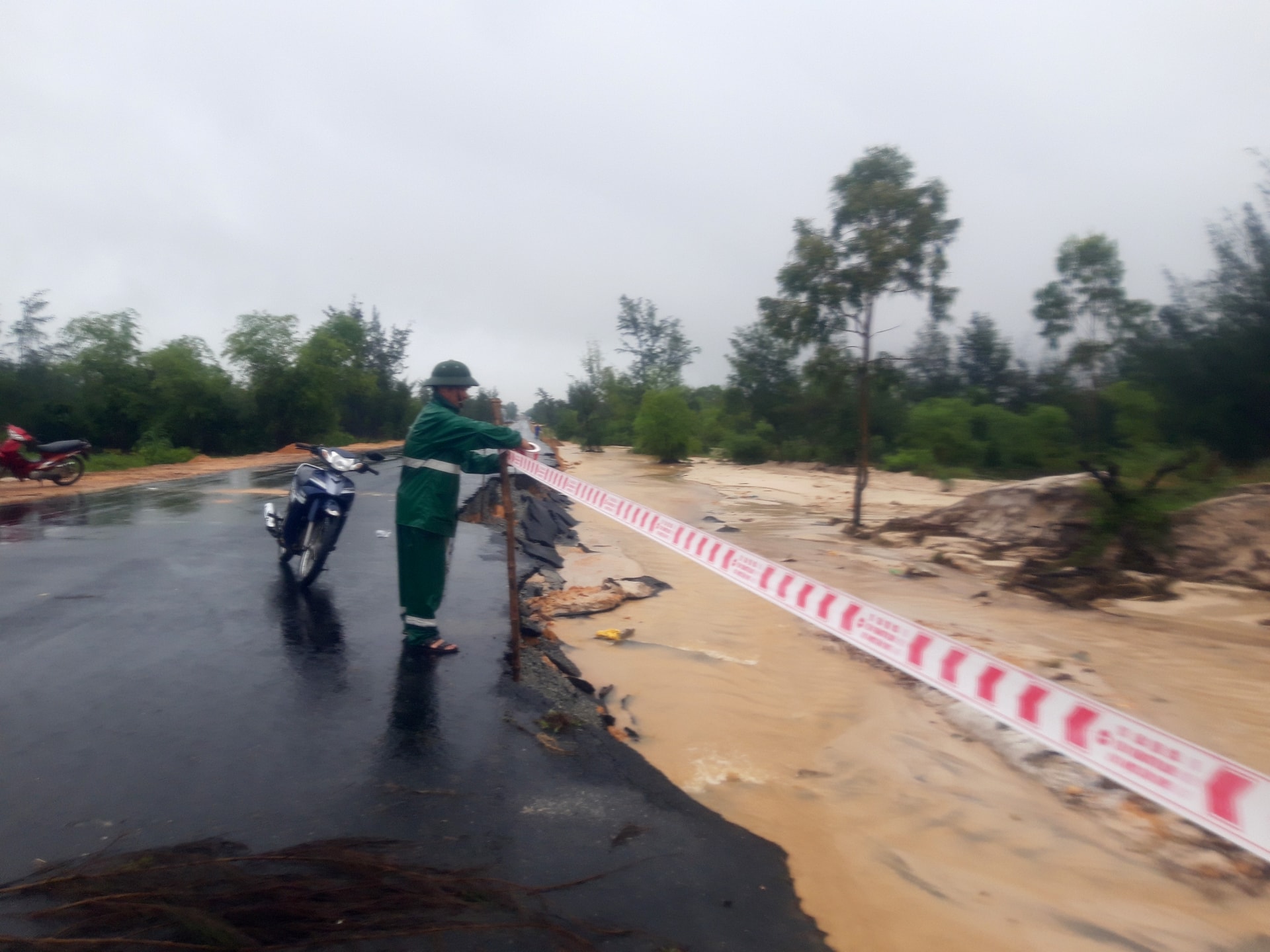 Chính quyền địa phương đặt dây cảnh báo tại các khu vực có khả năng sạt lở. Ảnh: Hồ Quân