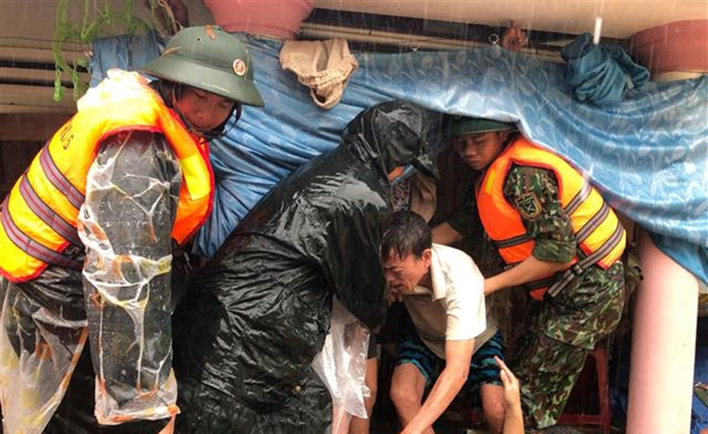 Cán bộ, chiến sĩ sư đoàn 315 di dời nhân dân xã Tam An (Phú Ninh) khỏi vùng ngập lụt.