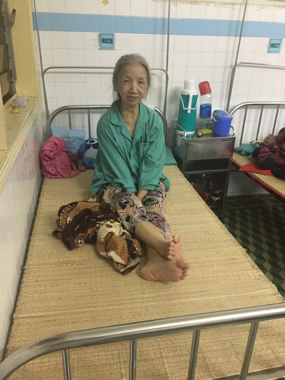 Bệnh nhân Ngô Thị Phước lo lắng khi bệnh viện ngập lụt.
