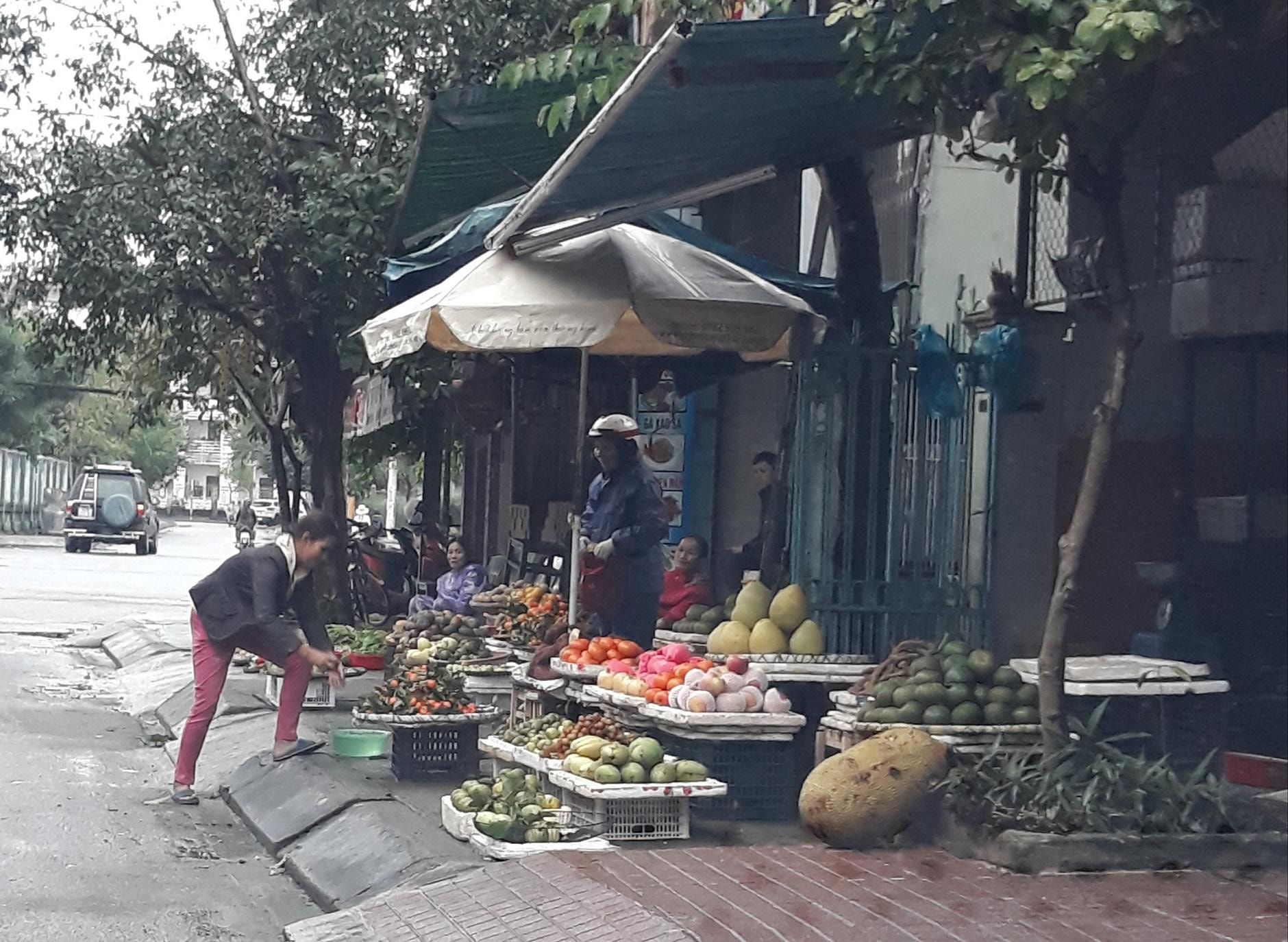 Những quày hàng tự phát như thế này đều đã được khuyến cáo phải sớm thu dọn, trả lại lòng lề đường và giữ gìn vệ sinh môi trường. Ảnh: B.A