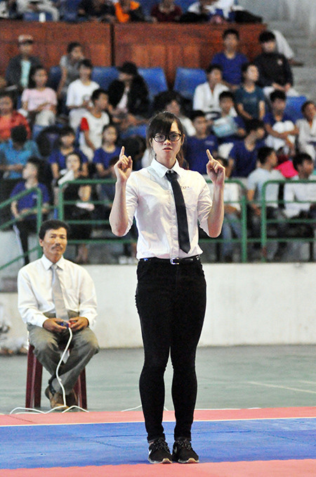 Trần Thị Mỹ Khanh làm trọng tài tại một giải Taekwondo trẻ tỉnh Quảng Nam.  Ảnh: T.V