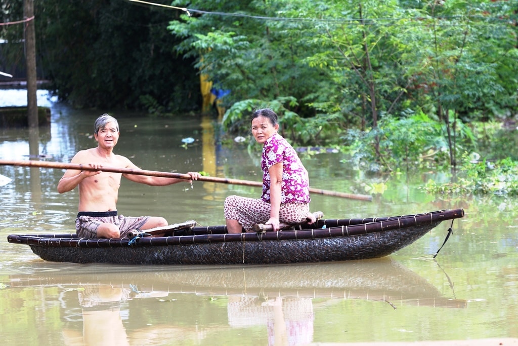 Người dân phải di chuyển hoàn toàn bằng ghe. Ảnh: T.C