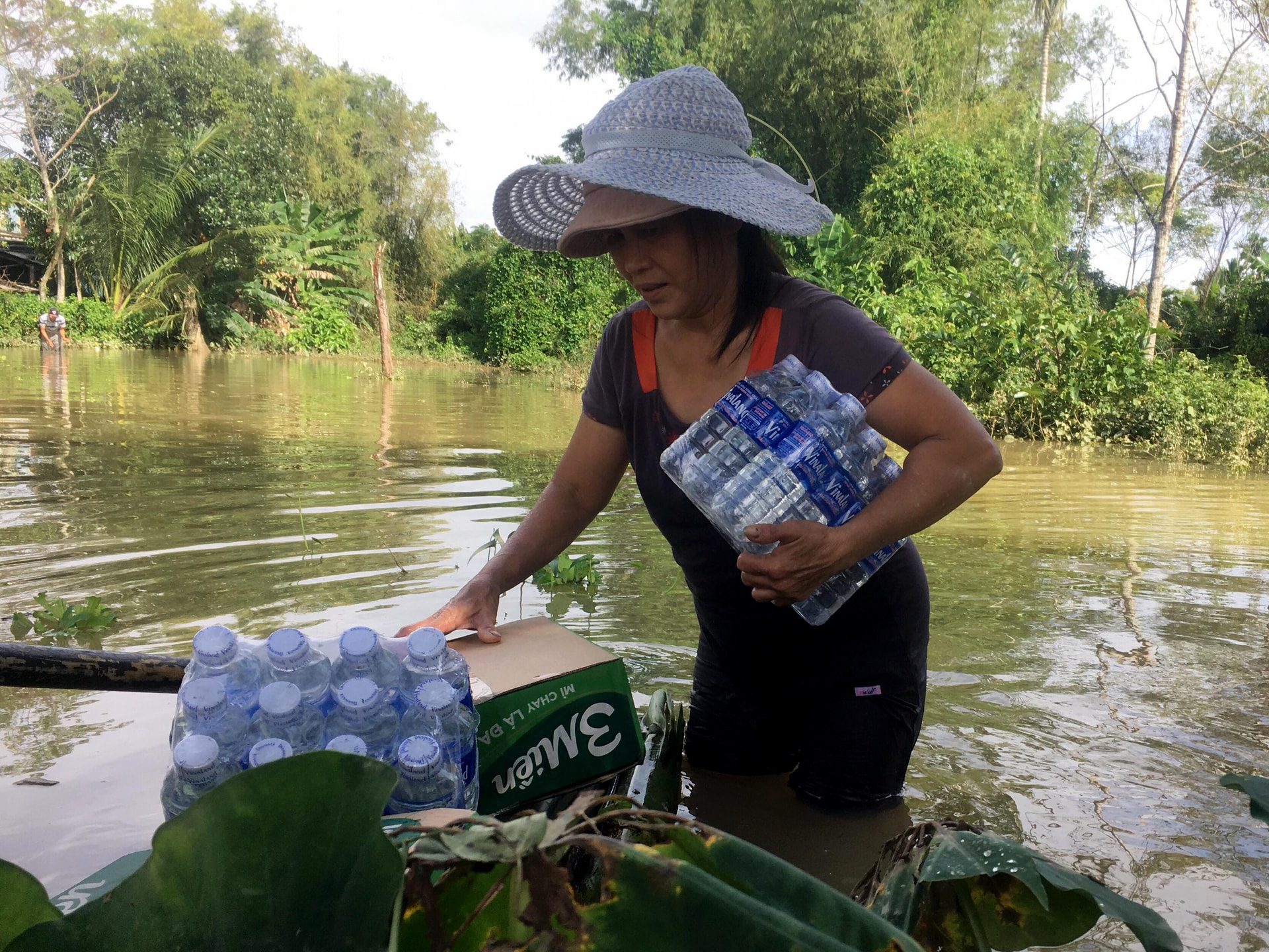 Bà Mến vui mừng nhận quà cứu trợ. Ảnh: HỒ QUÂN