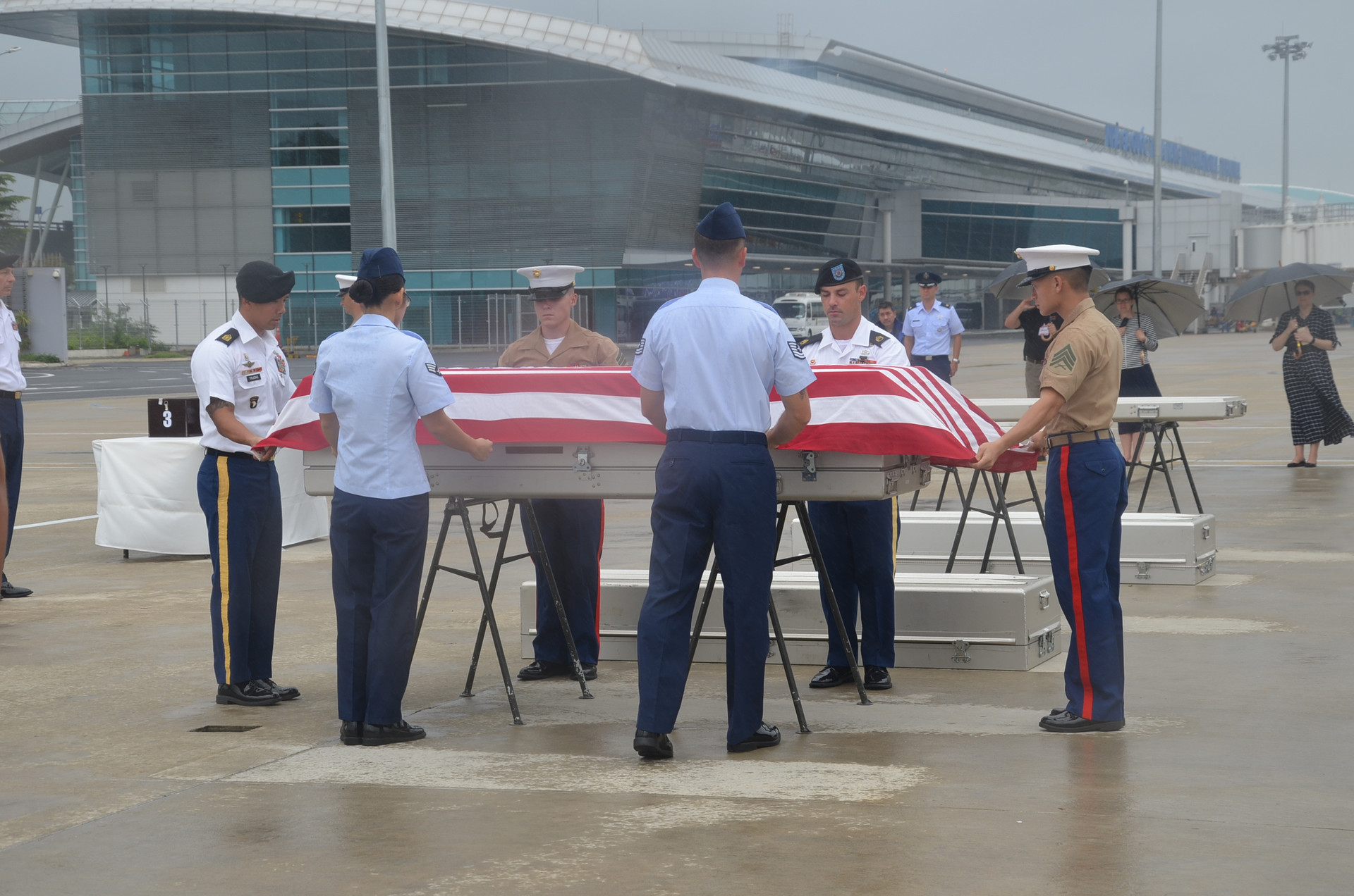 Lễ hồi hương hài cốt quân nhân Mỹ được diễn ra tại sân bay Đà Nẵng. Ảnh: X.L