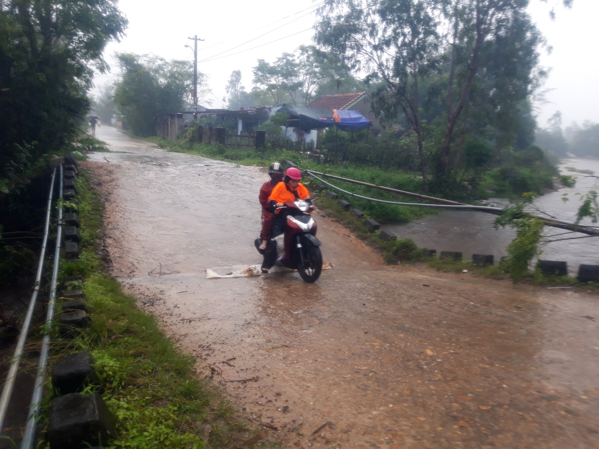 Cây cầu trên tuyến liên xã Bình Triều - Bình Sa bị sâp trong đêm 9.11. Ảnh: HỒ QUÂN