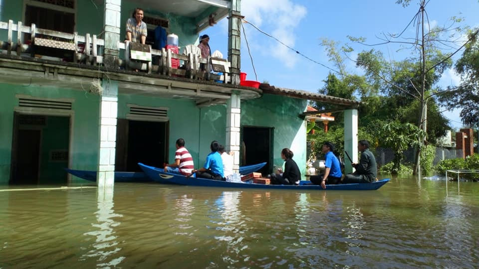 Các đoàn tình nguyện đến các vùng ngập sâu để cứu trợ. Ảnh: FB