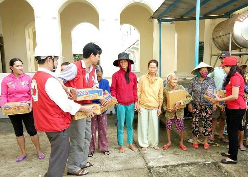 Hội Chữ thập đỏ tỉnh trao quà tại các địa phương trên đia bàn TP. Tam Kỳ. Ảnh: FB