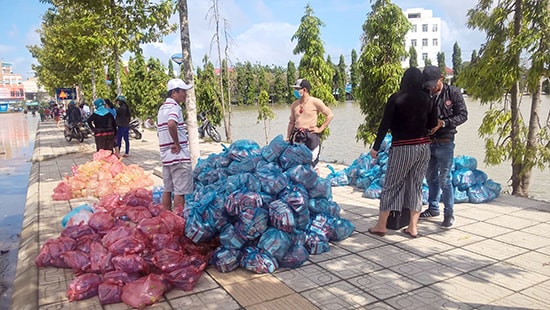 Các tình nguyện viên tập trung quà cứu trợ và sẳn sàng vào vùng ngập lụt hỗ trợ người dân.