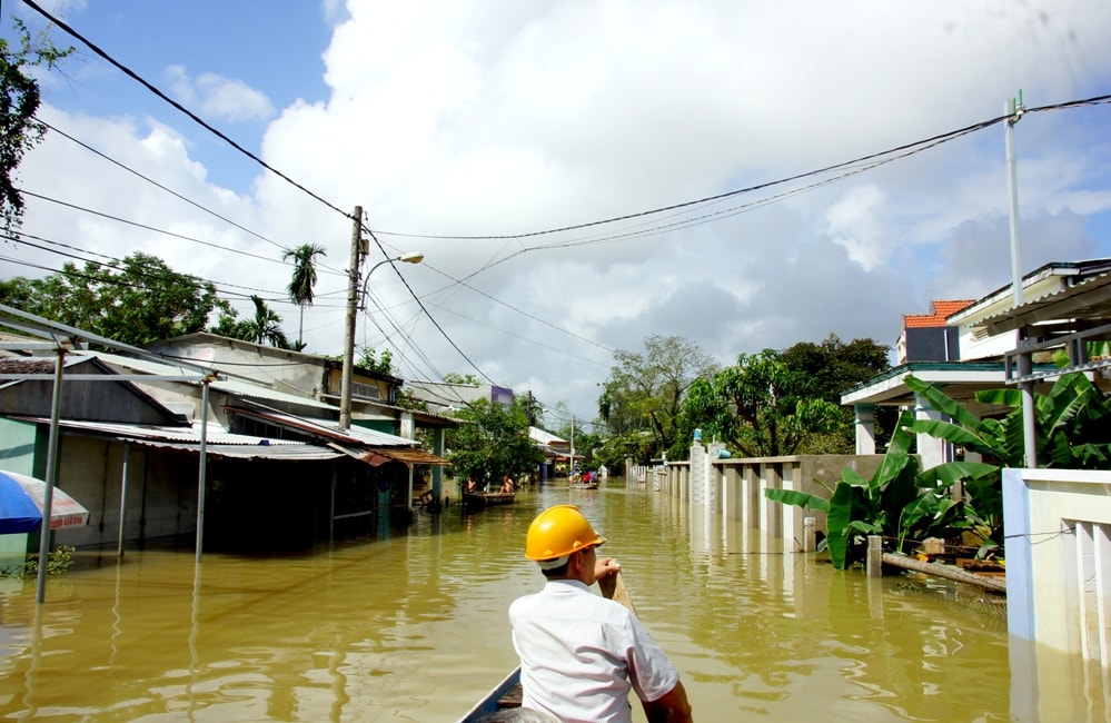 Sáng nay (11.12), khối phố Đoan Trai vẫn ngập sâu trong nước.