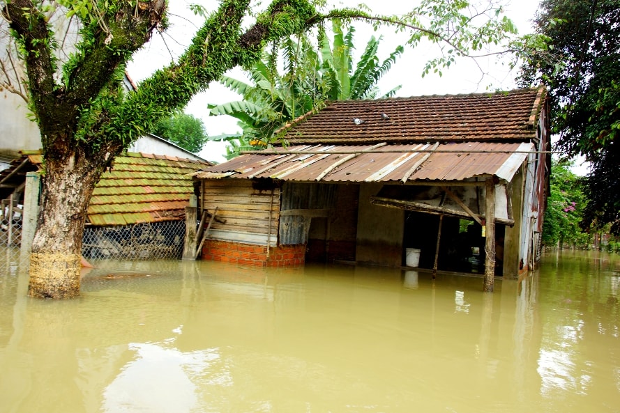 Một căn nhà bị ngập trong nước.