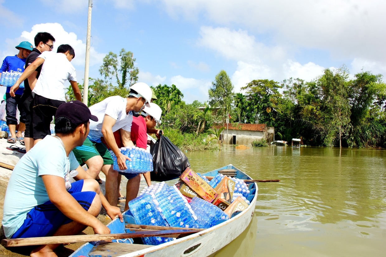 Mì tôm, nước ngọt được chuyển lên thuyền cứu trợ người dân