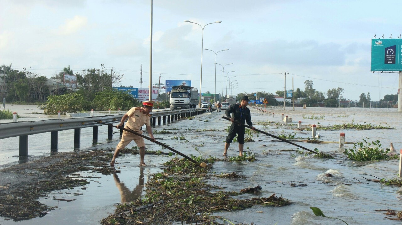 Quốc lộ 1 thông tuyến vào 15 giờ 30 chiều nay. Ảnh: T.H