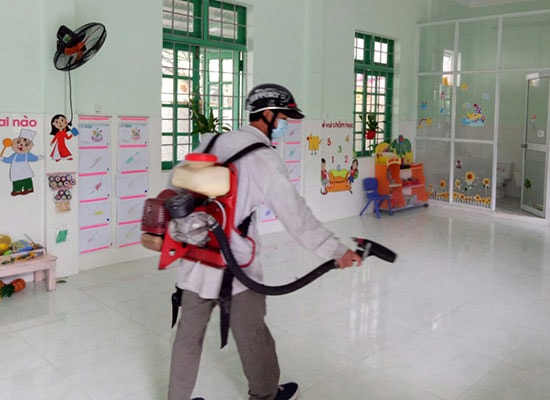 Cuối tuần qua, Trung tâm Y tế dự phòng Tam Kỳ phun thuốc phòng bệnh sốt xuất huyết tại Trường Mẫu giáo Hương Sen (Tam Kỳ). Ảnh C.N