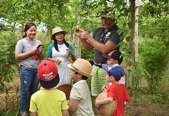 Anh Christopher Dunn không ngừng nỗ lực để thay đổi nhận thức mọi người về một môi trường sống an toàn hơn.Ảnh: H.P