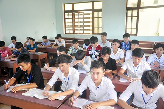 Học sinh tốt nghiệp THCS vào học nghề tại Trường Cao đẳng Kinh tế - kỹ thuật Quảng Nam. Ảnh: X.P
